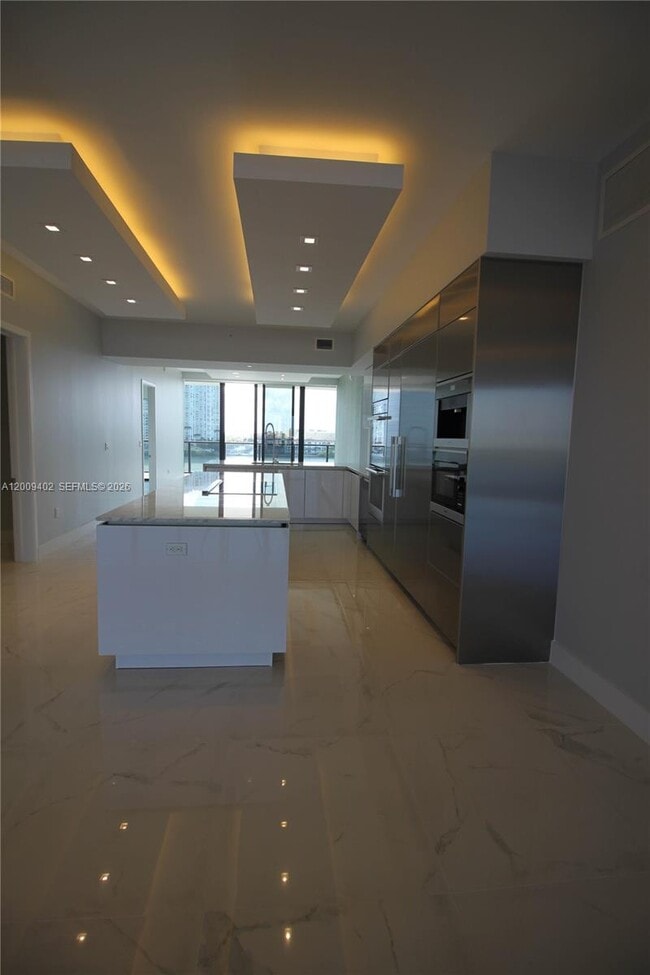 Building Photo - 5000 Island Estates Dr