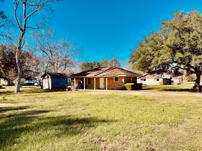 Building Photo - BEAUTIFUL COUNTRY 2 BEDROOM LEASE HOME IN ...