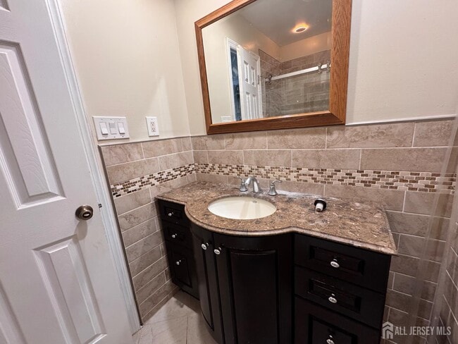 Building Photo - 489 Madison Dr