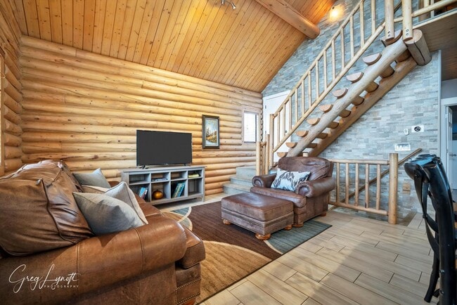 Building Photo - Mountain living in Central, Utah!