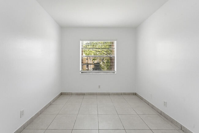 Building Photo - 2671 Riverside Dr