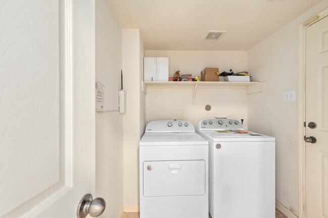 Building Photo - 10003 Lynette Falls Dr