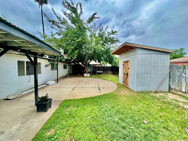 Building Photo - Charming Northwest Fresno 3/2