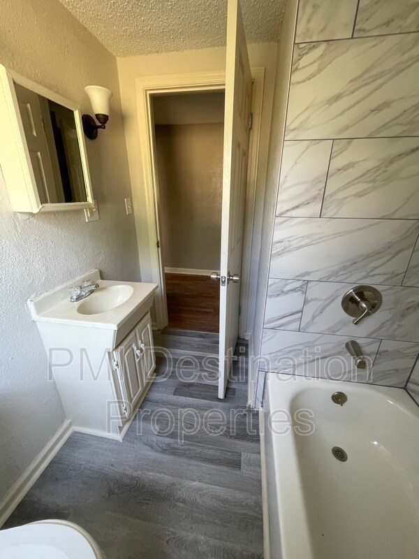 Building Photo - 5528 Parkview Ave