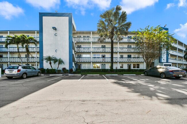 Building Photo - 4047 Lincoln A