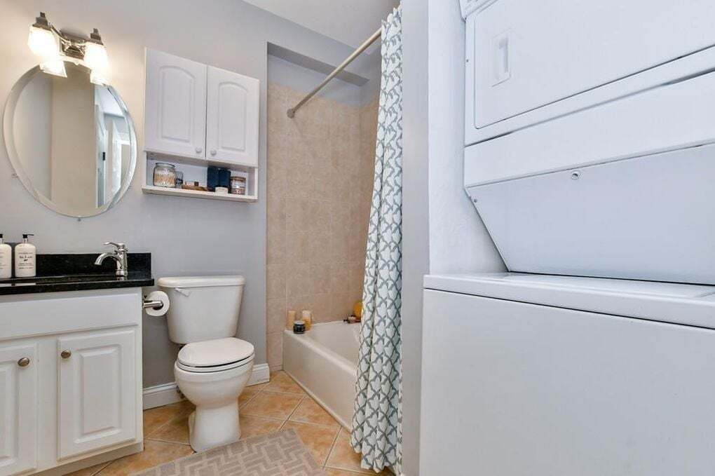 Building Photo - 544 E 8th St