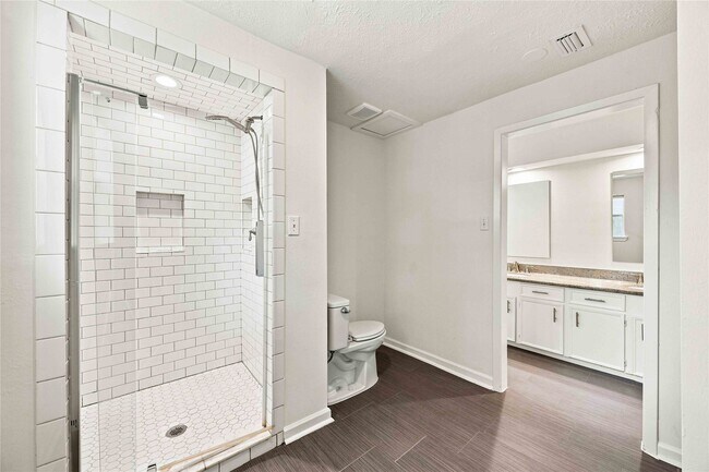 Building Photo - 6215 Queensloch Dr