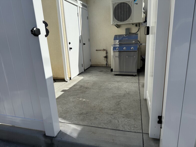 Patio/BBQ - 2428 Denver St