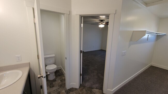 Building Photo - 4 bed | 2 1/2 bath | 2 car garage in Deser...