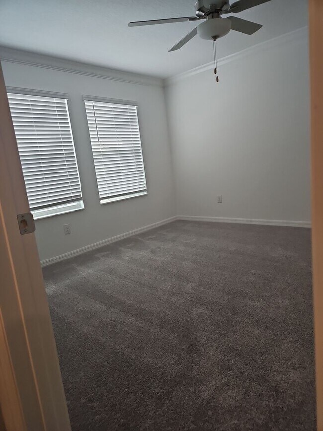 Building Photo - Dazzling 3-bedroom, 2.5-bathroom, 1 car ga...