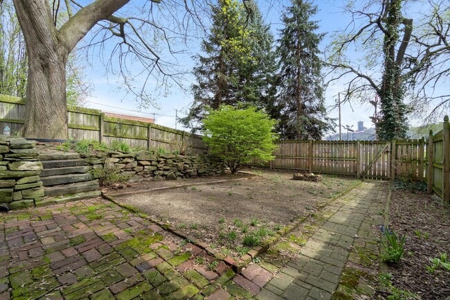 Building Photo - Charming - Manchester Home