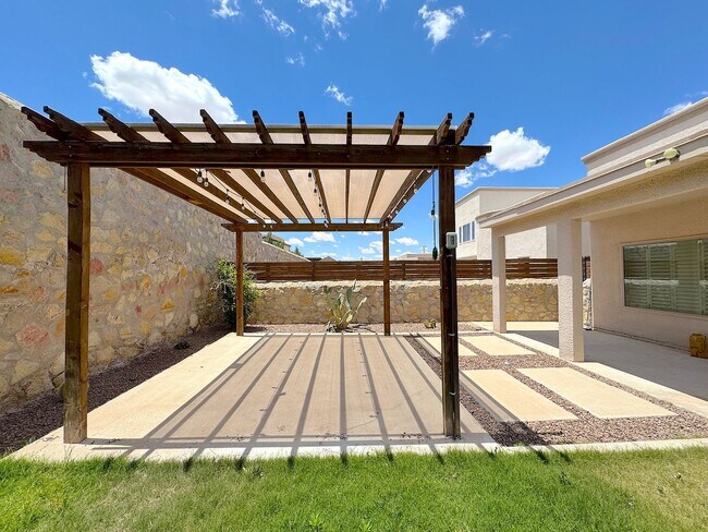 Building Photo - West El Paso 4 bed refrig A/C Home in Enchanted Ridge!