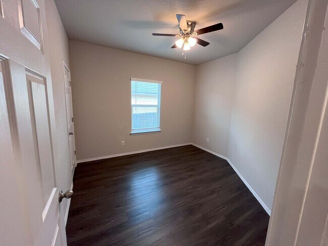 Building Photo - Available NOW, No Carpet, Ceiling Fans, La...