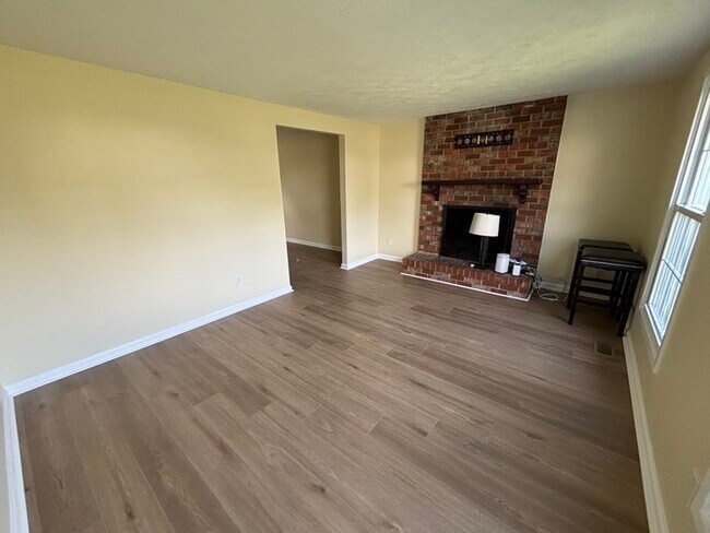 Building Photo - 3 bedrooms plus Den