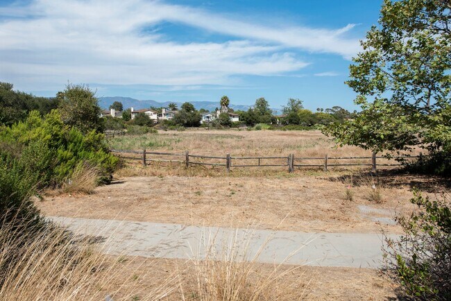 Building Photo - Storke Ranch 3-bd/2.5 bth Home!