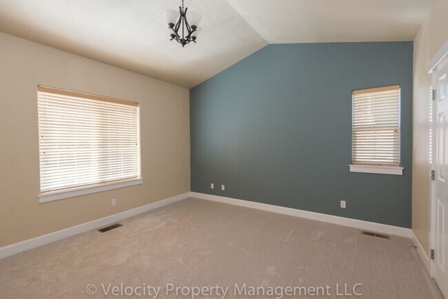 Building Photo - Immaculate Bend Home!