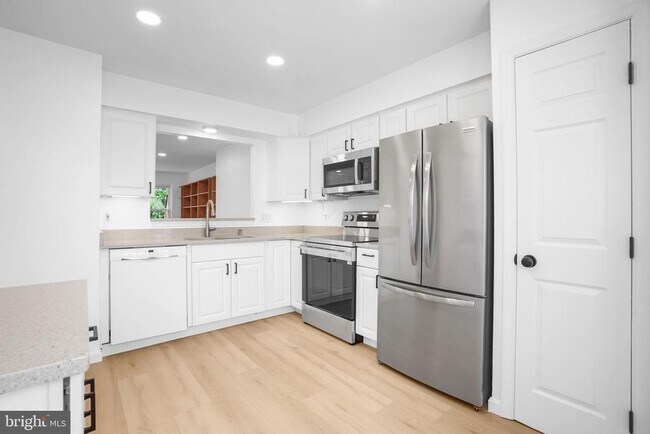 Building Photo - 423 McDaniel Dr