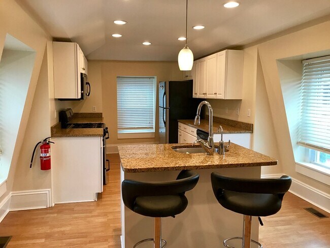 Building Photo - 674 Main St