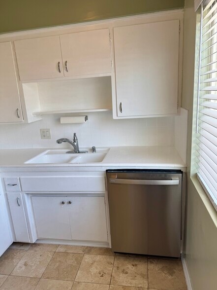 Kitchen - 1115 Cordova St