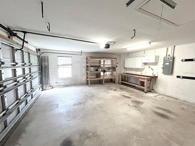 Building Photo - 27 Empress Ln