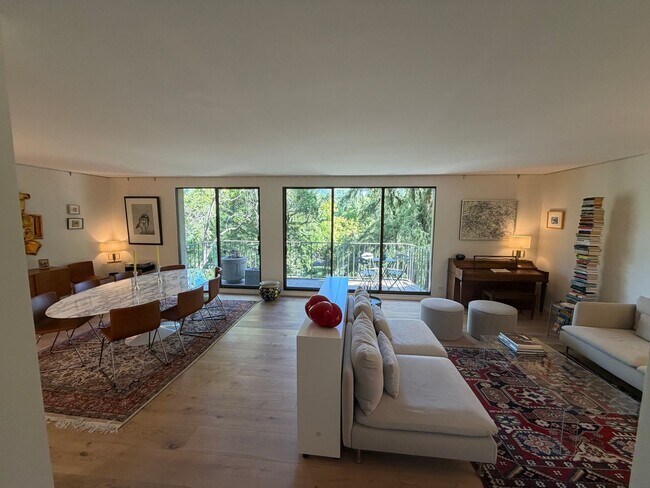 Building Photo - 3 bedroom | 2 bathroom | 4th floor condo in East Sacramento