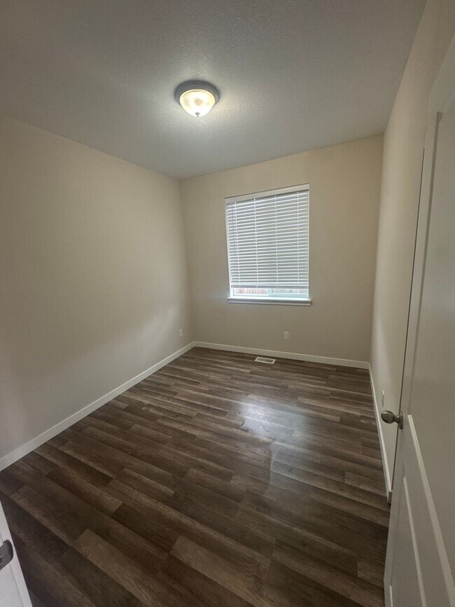 Building Photo - single story with garage