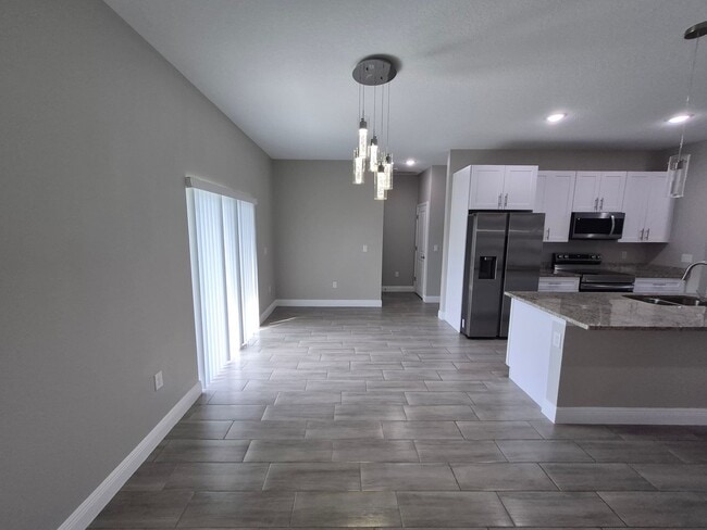 Building Photo - 642 Desmoines Ct