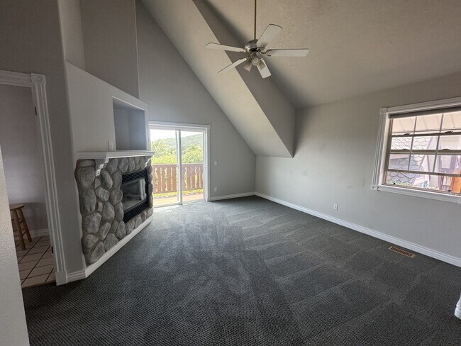 Building Photo - 340 Rainbow Ln