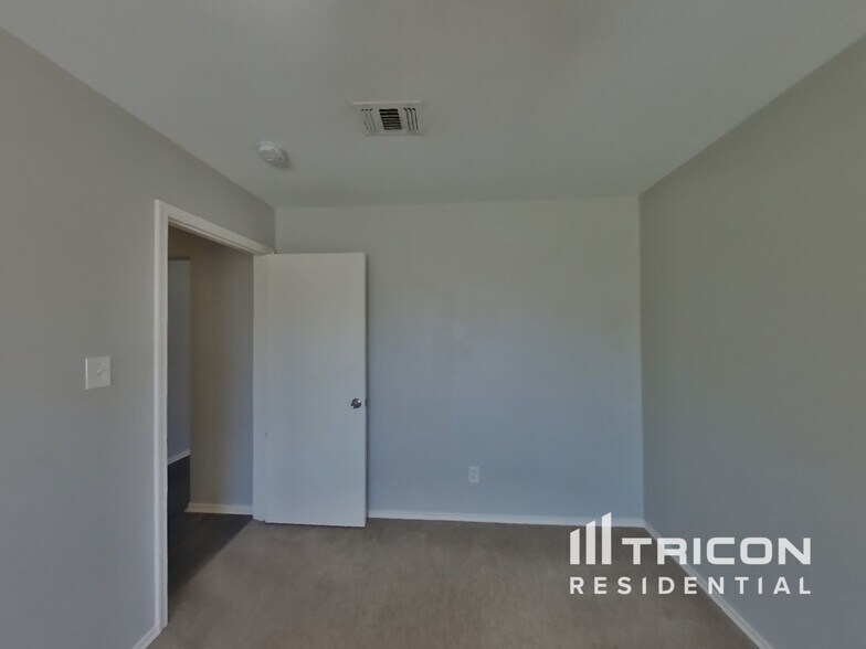 Building Photo - 6910 Meadow Bend Dr