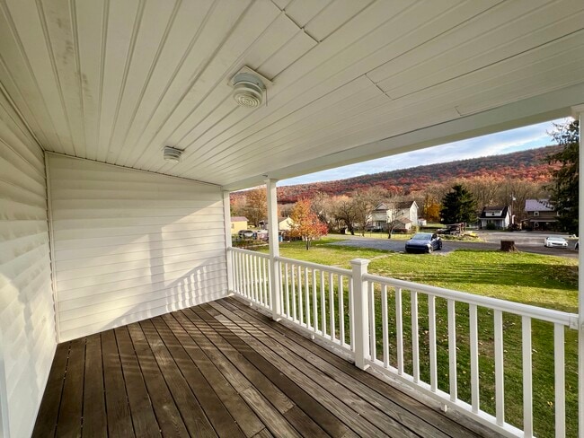 Building Photo - 423 Center St