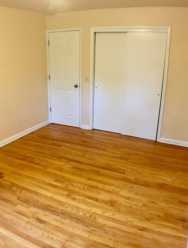 Building Photo - 422 Rushmore Ln