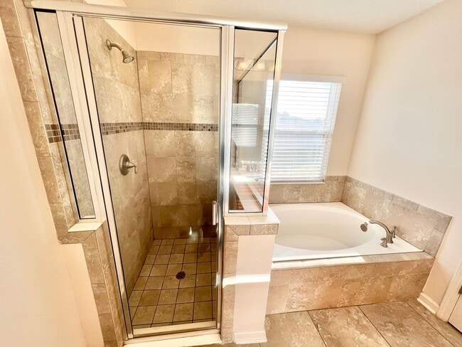 Building Photo - Spacious 4 bedrooms