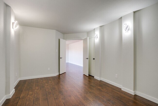 Building Photo - Spacious 4 Bed- 2.5 Bath Rental in the Des...