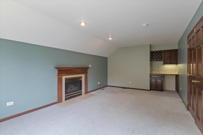 Building Photo - 1055 Knollwood Ln