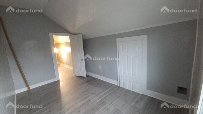 Building Photo - 418 River St