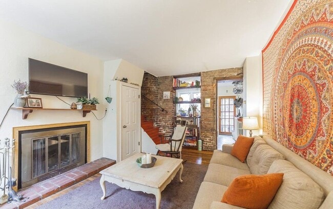 Building Photo - Gorgeous 3-Bedroom Townhouse in Washington Square West! Available mid-July!