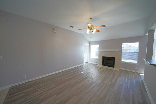 Building Photo - Beautifully Renovated Home Now Available in Converse.  Realtor Commission: $500