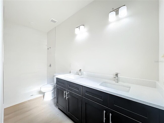 Building Photo - 356 W 4th St