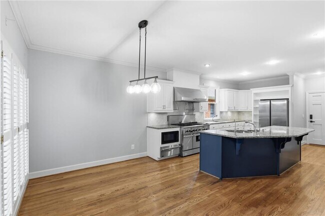 Building Photo - 4563 Fountain Dr NE