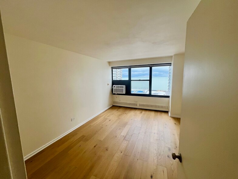 Building Photo - 6030 N Sheridan Rd