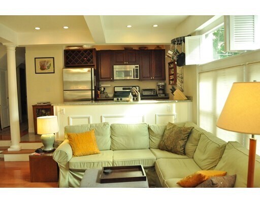 Building Photo - 60 Phillips St