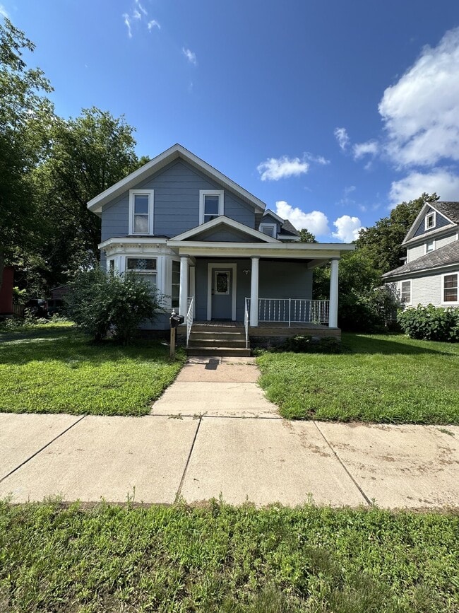Primary Photo - 3 Bed 1 Bath very close to UWEC available ...