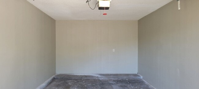 Building Photo - UPDATED COLONIAL PARK CONDO