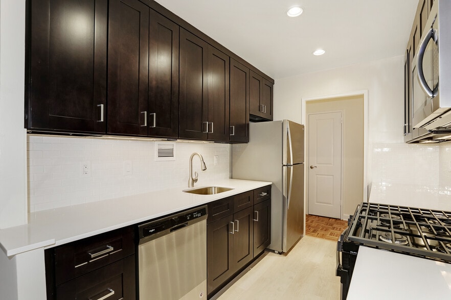 Building Photo - Hamilton Court Apartments