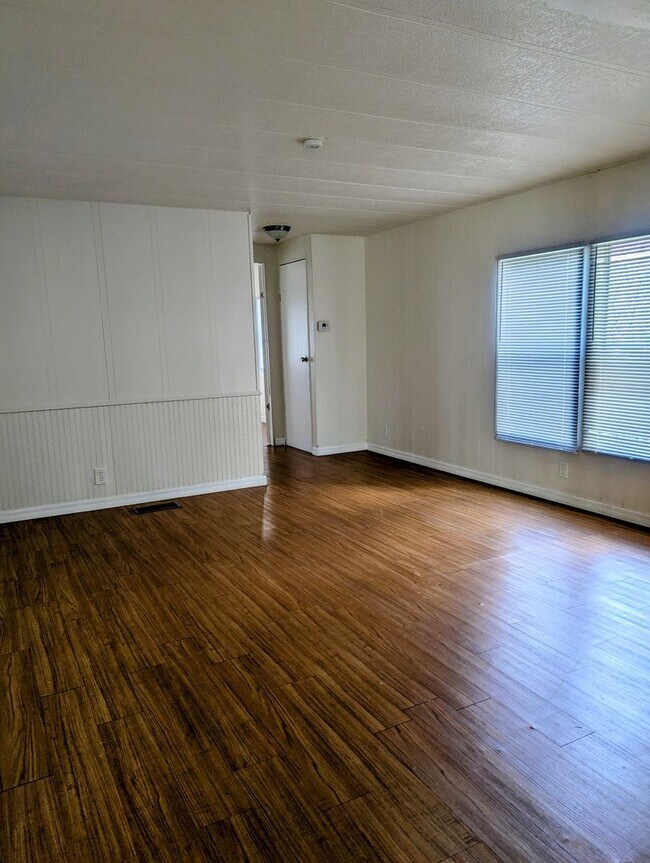 Building Photo - 2 bedroom, 2 bath mobile home located in O...