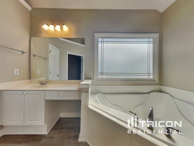 Building Photo - 1410 Bentwater Dr