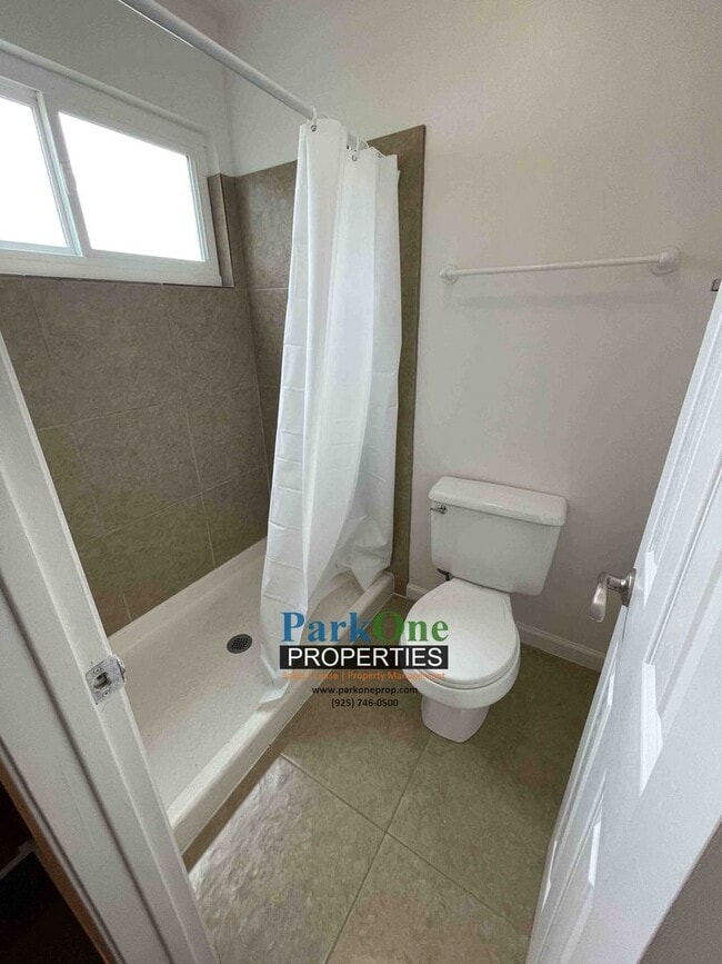Building Photo - House With Paved Side Yard and Spacious Backyard in Pinole Now Available!!