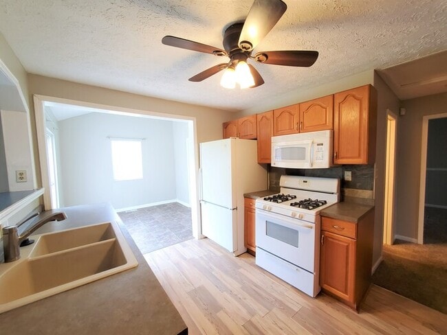 Building Photo - 1915 Little Ave