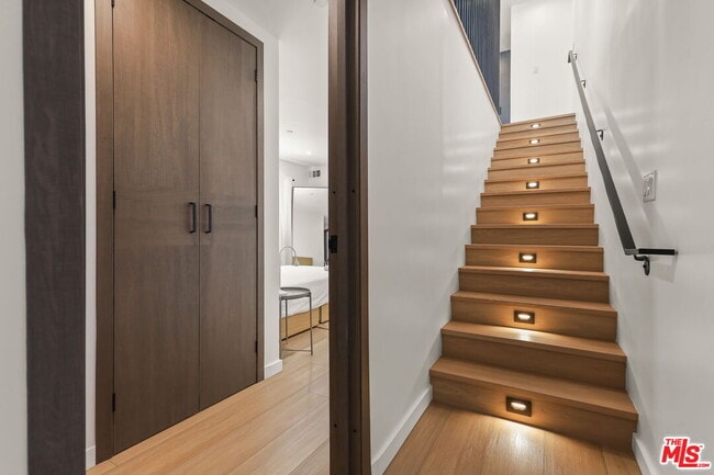 Building Photo - 843 Mariposa Ave