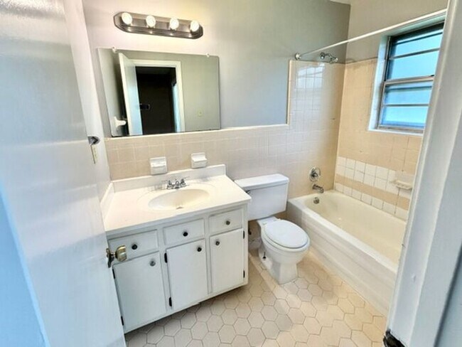 Building Photo - Bartellt Home Availalbe Now!